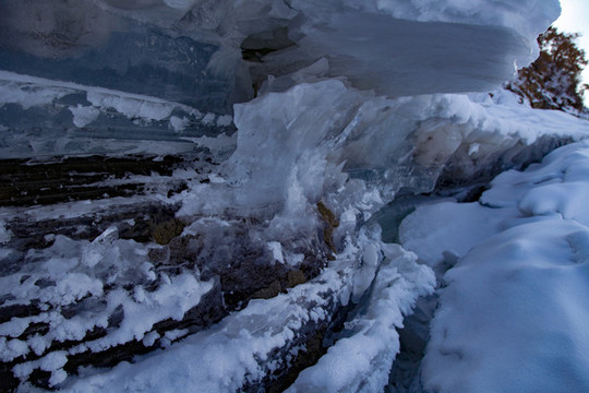 東北冬景雪景藍(lán)天山川冰裂