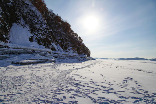 東北冬冰雪藍(lán)天山川雪景
