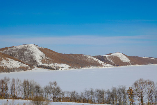 東北冬冰雪藍(lán)天山川雪景
