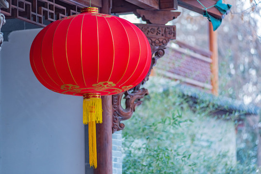 戶(hù)外懸掛著的紅色燈籠