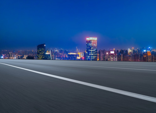 高速公路天際線和城市夜景