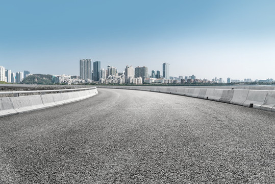公路灣道和現(xiàn)代建筑