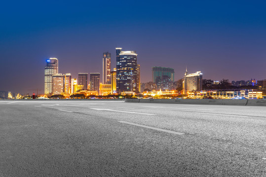 前進(jìn)的道路和城市夜景