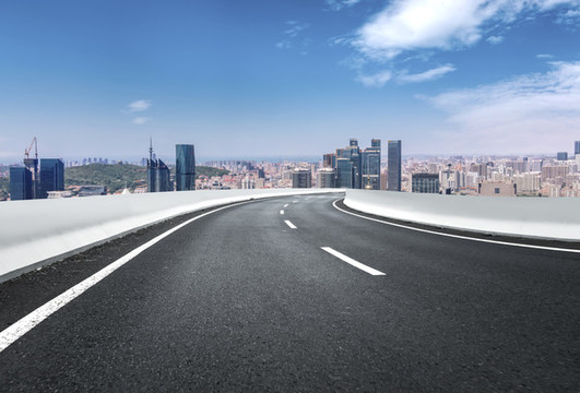 公路行車道和金融區(qū)建筑