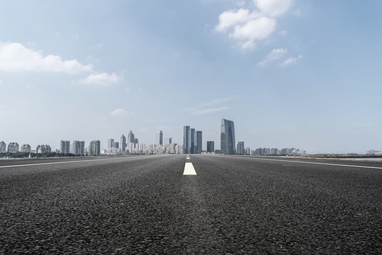 前進(jìn)的道路和金融區(qū)建筑