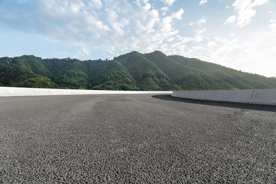 公路彎道和自然景觀