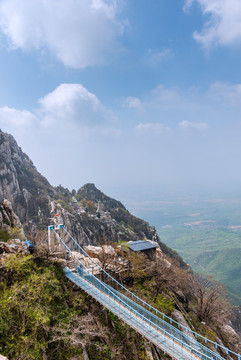 中國(guó)河南嵩山三皇寨的連天吊橋
