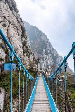 中國(guó)河南嵩山三皇寨的連天吊橋