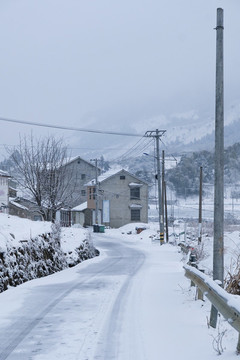 下過(guò)雪后的村子