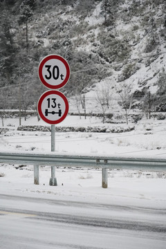 雪中路邊的交通指示牌