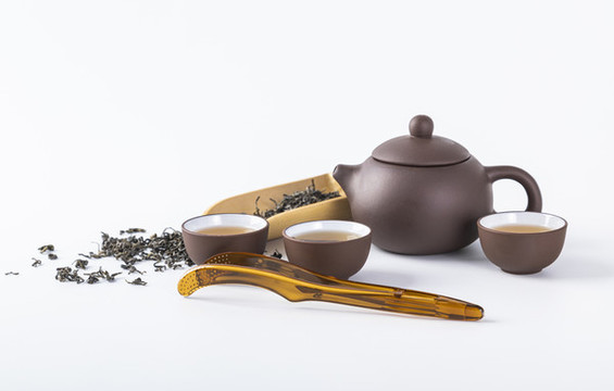 白底上放著的茶葉和茶具