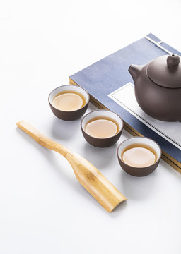 白底上放著的茶葉和茶具