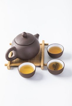 白底上放著的茶葉和茶具