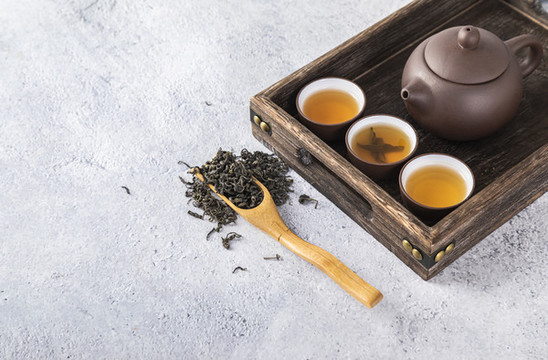 白底上放著的茶葉和茶具