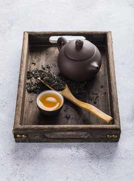 白底上放著的茶葉和茶具