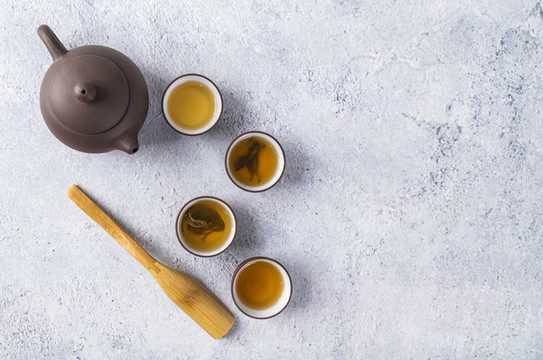 白底上放著的茶葉和茶具