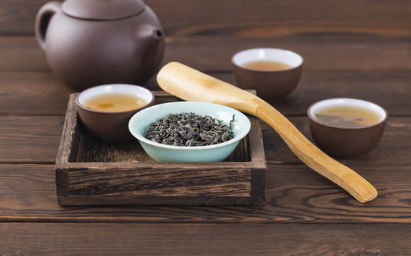 白底上放著的茶葉和茶具