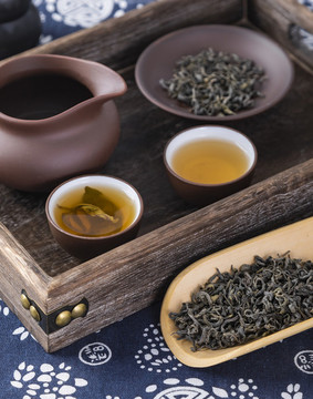 白底上放著的茶葉和茶具