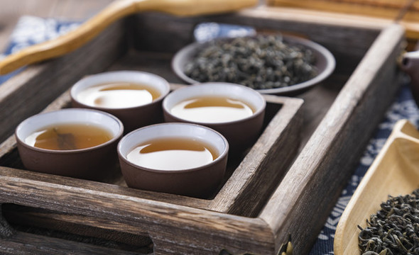 白底上放著的茶葉和茶具