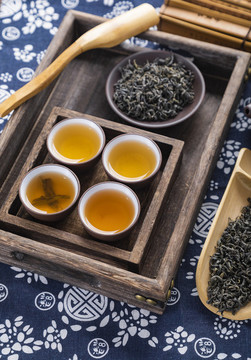 白底上放著的茶葉和茶具