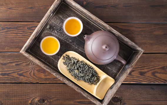 白底上放著的茶葉和茶具