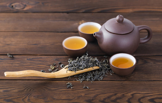 白底上放著的茶葉和茶具