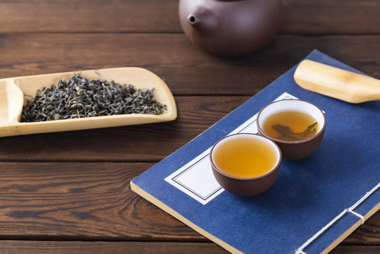 白底上放著的茶葉和茶具