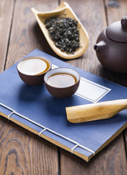 白底上放著的茶葉和茶具