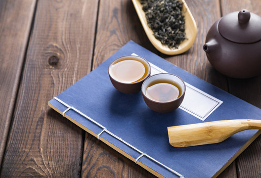 白底上放著的茶葉和茶具