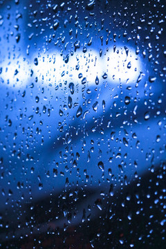 玻璃上的水滴下雨天藍(lán)色背景