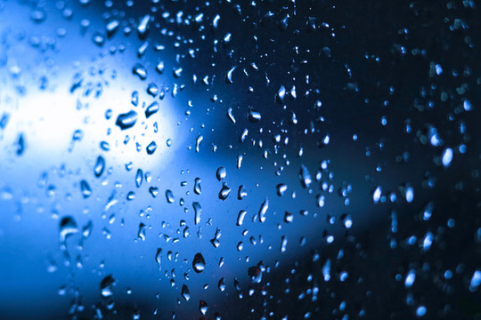 玻璃上的水滴下雨天藍(lán)色背景