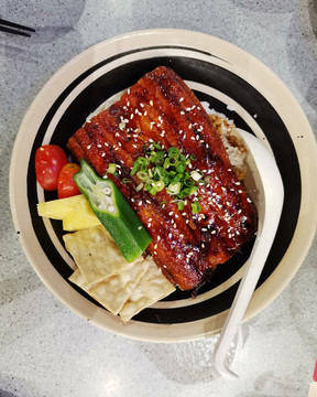 鰻魚飯一碗