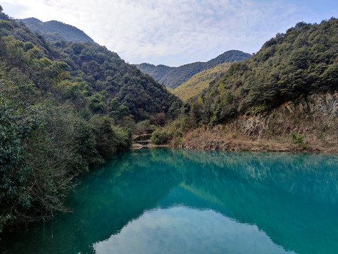 水庫(kù)青山倒影