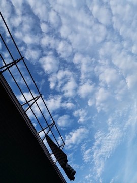 輕松仰望天空