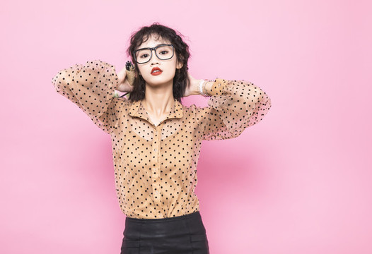 青春靚麗的女性彩色棚拍照