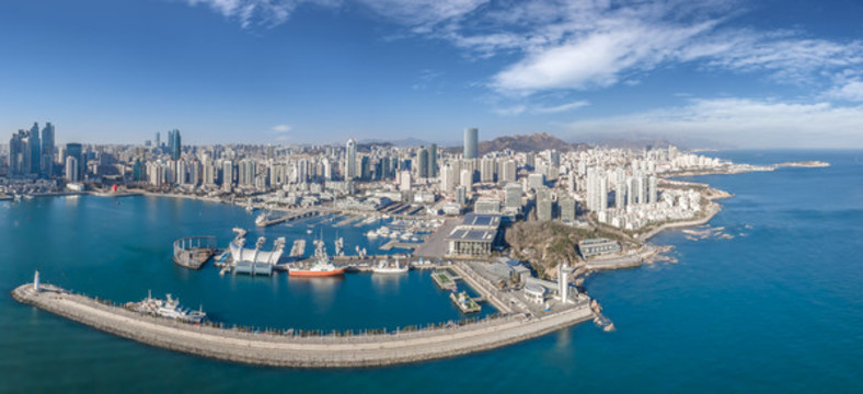 航拍青島海濱城市建筑天際線