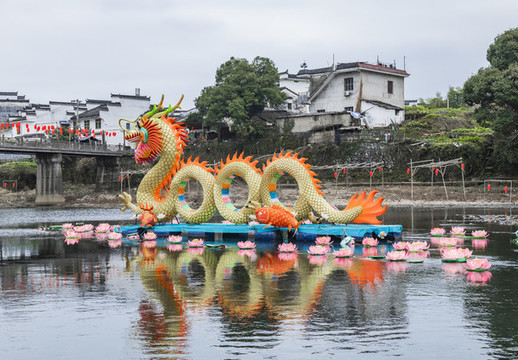 婺源汪口景區(qū)河流上的燈籠