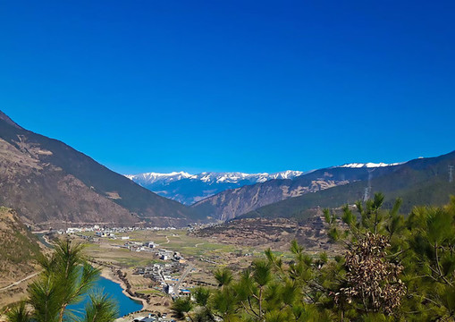 遠(yuǎn)山藍(lán)天背景