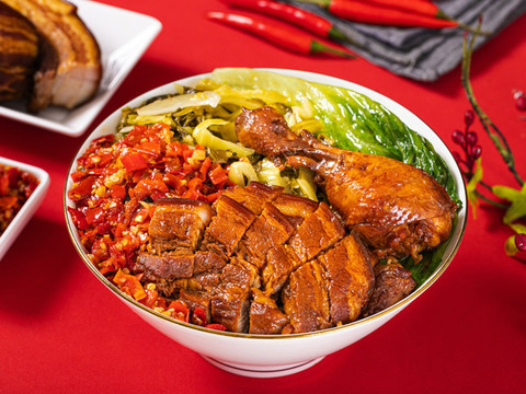 鹵肉雞腿飯