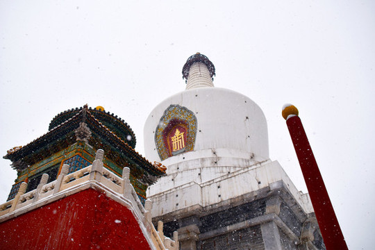 雪中白塔