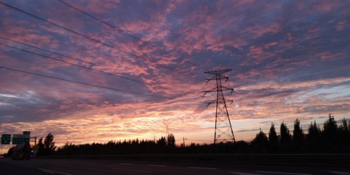 夕陽(yáng)下的高壓電塔
