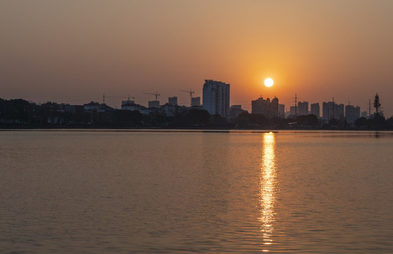 夕陽(yáng)湖景
