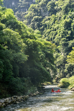 深山峽谷河漂流