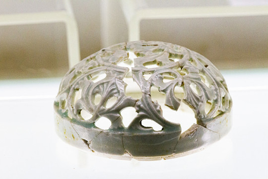 青白釉鏤空纏枝蓮紋瓷器蓋