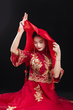 穿著中式秀禾服的女性結(jié)婚人像