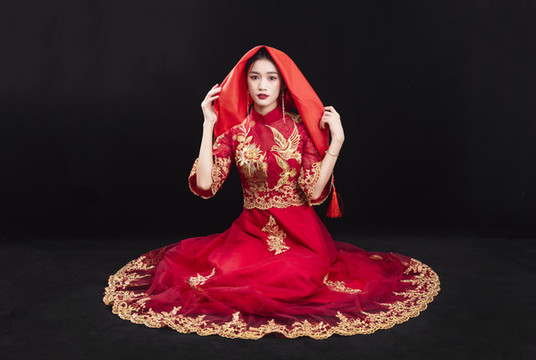 穿著中式秀禾服的女性結(jié)婚人像
