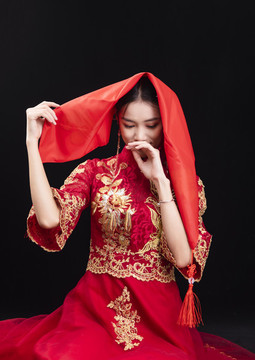 穿著中式秀禾服的女性結(jié)婚人像