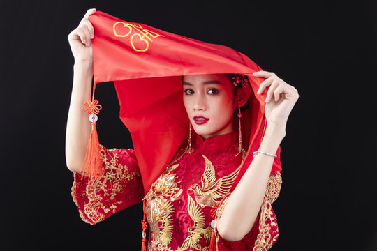 穿著中式秀禾服的女性結(jié)婚人像