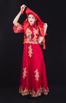 穿著中式秀禾服的女性結(jié)婚人像
