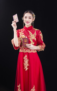 穿著中式秀禾服的女性結(jié)婚人像